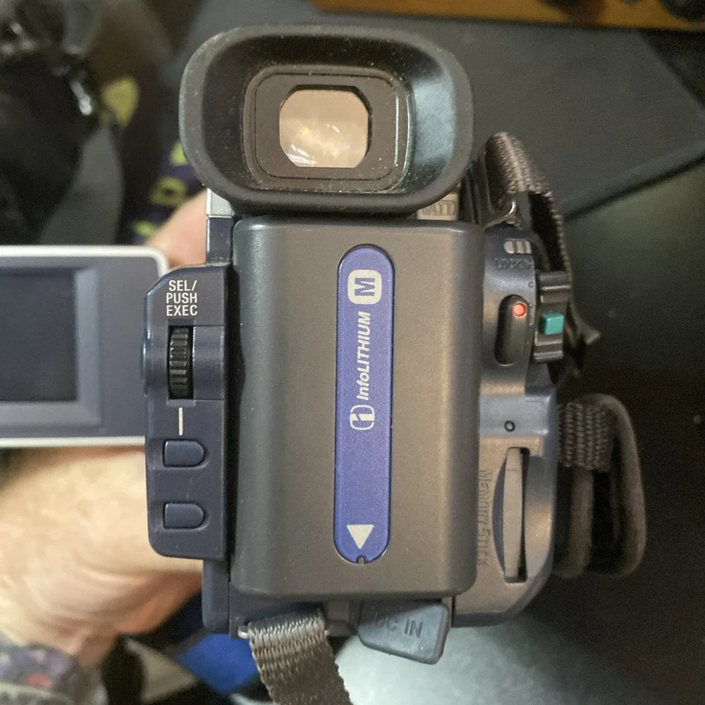 Sony DCR-TRV18 Mini DV Digital network Handycam video camera W/charger & Bag! B2